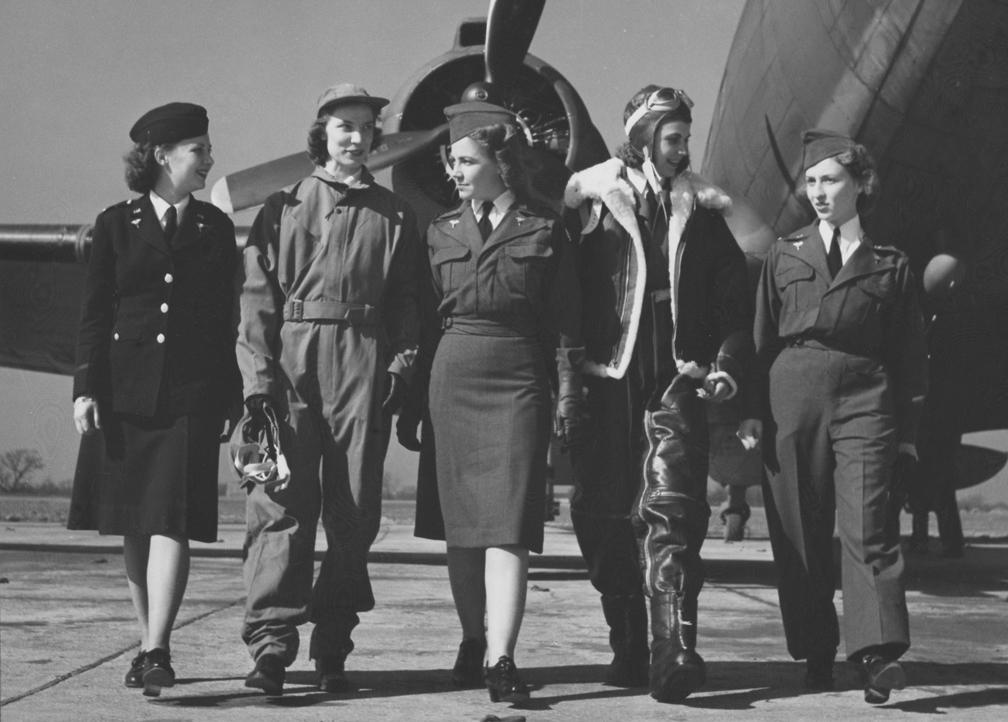 Flight-nurse-unifoms-WWII.jpg